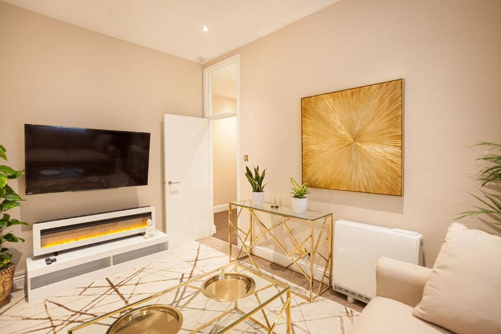 Beautifully Decorated Centrally Located 2 Bed Flat * Hove