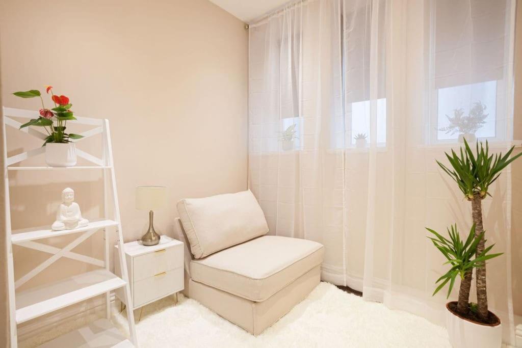 Beautifully Decorated Centrally Located 2 Bed Flat Appartement *