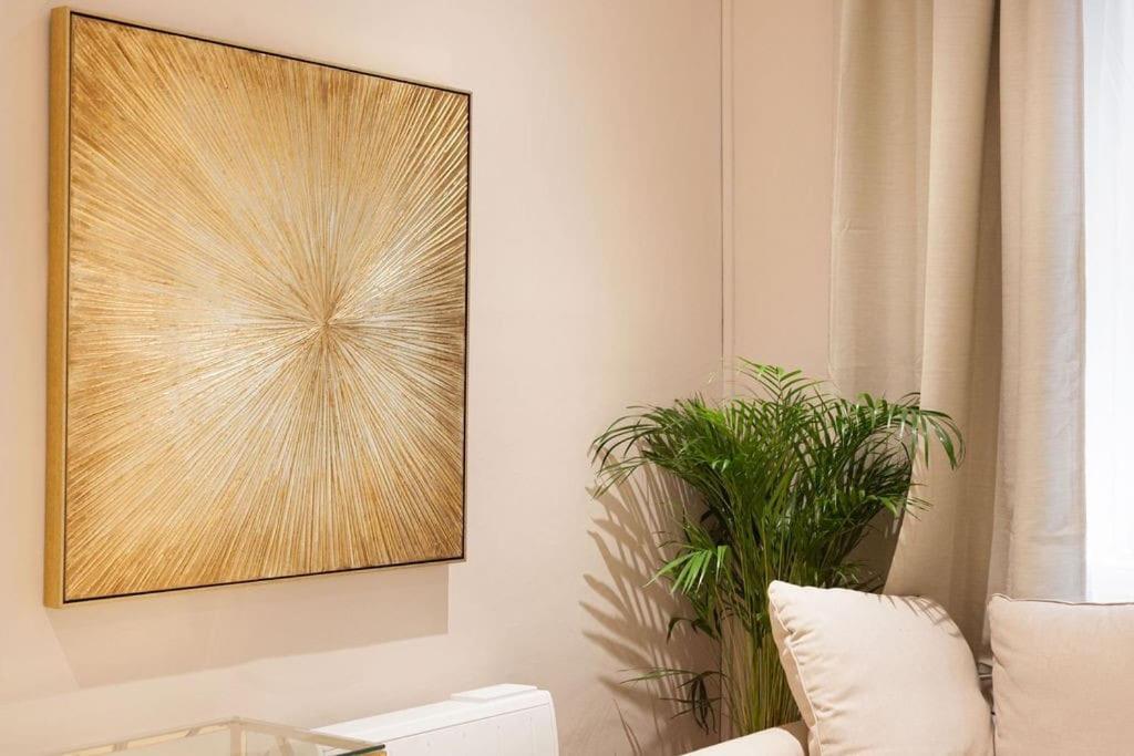 Beautifully Decorated Centrally Located 2 Bed Flat * Hove